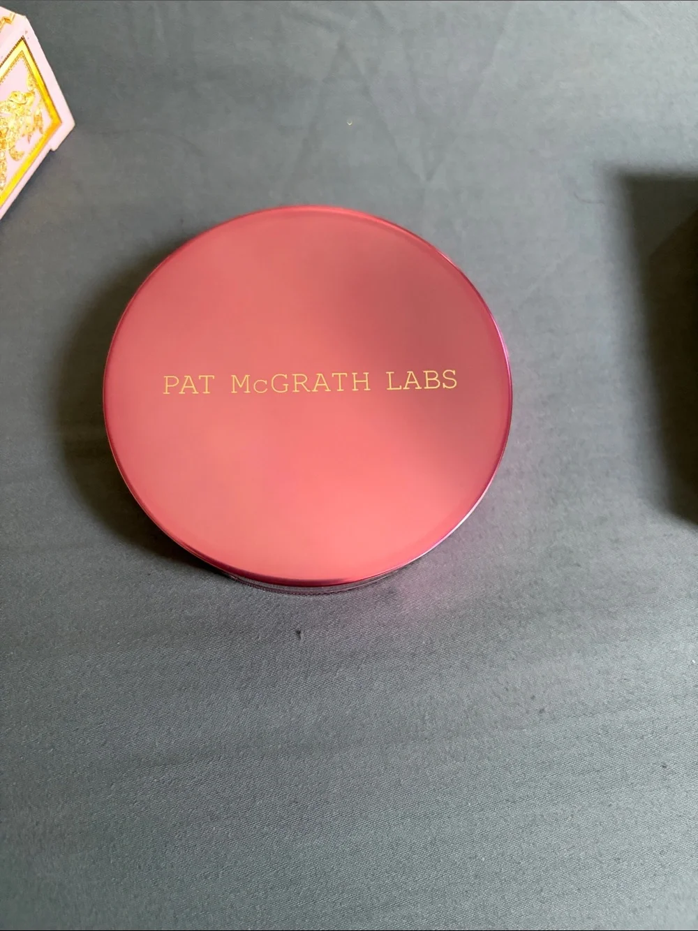 Pat McGrath Divine Rose highlighter Round Compact Palette – Rose Pink